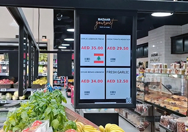 Pantallas digitales en una tienda gourmet de comestibles de Dubái