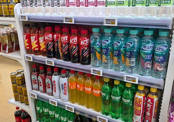 Tienda inteligente con etiquetas digitales en los estantes